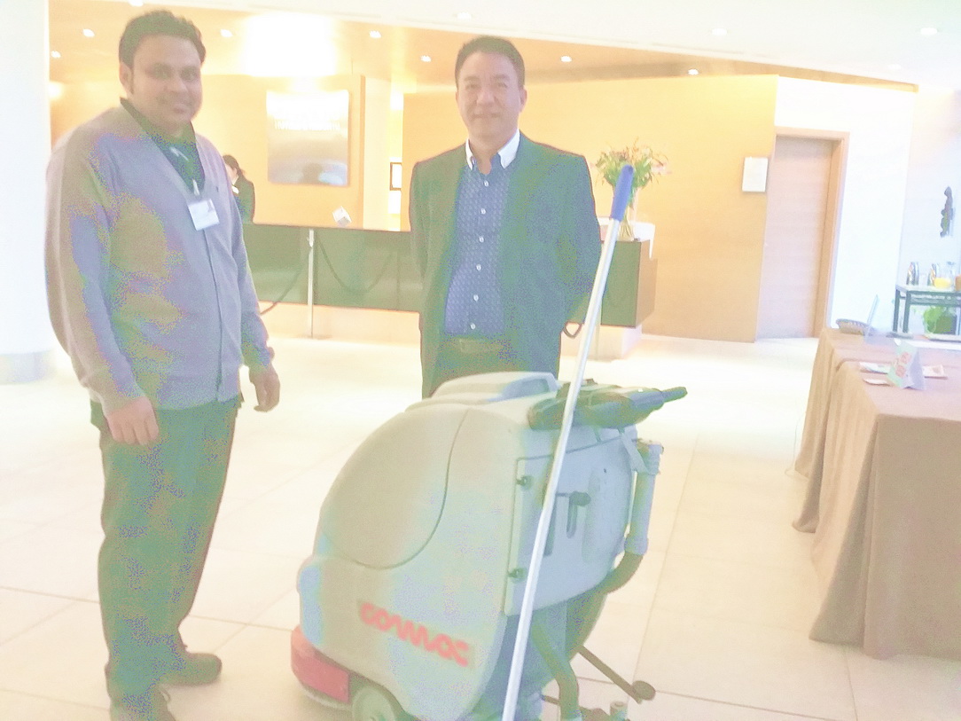 洗地機在酒店大廳內清洗保潔